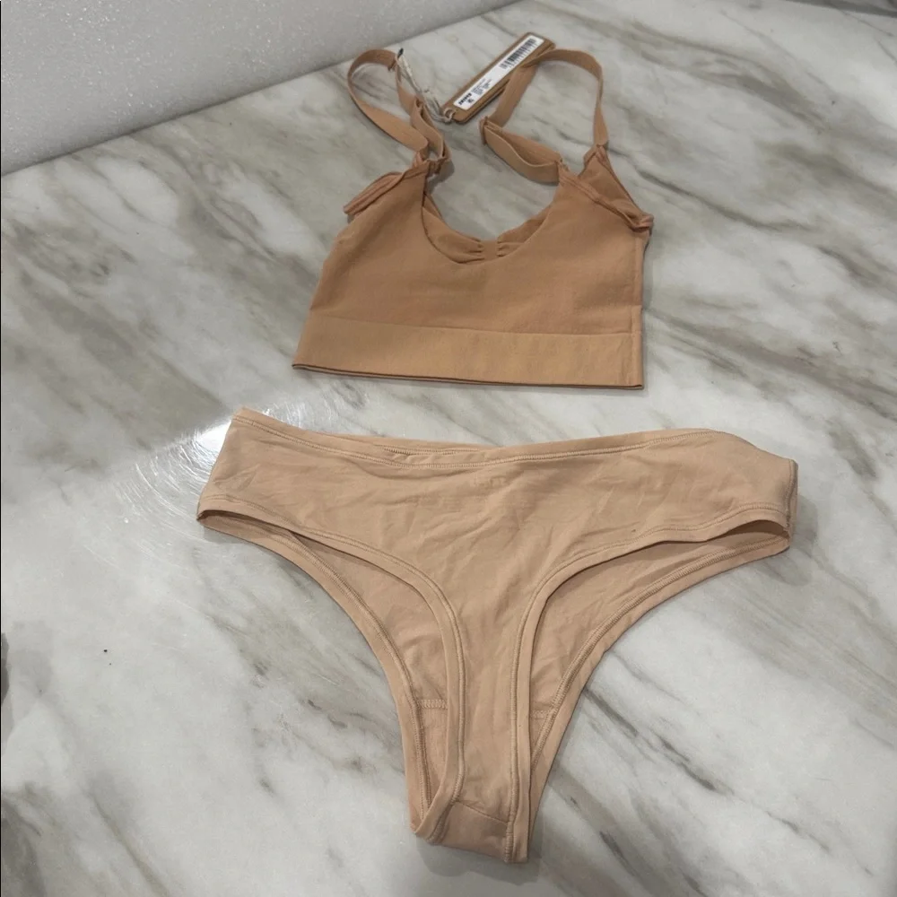 SKIMS Tan every day sculpting bralette size xxs and skims thong size smashes